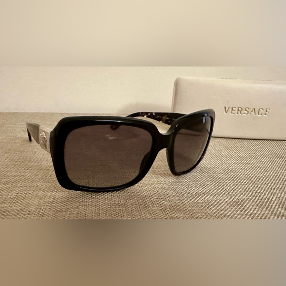 VERSACE Medusa Sunglasses EUC with case - Picture 2 of 7